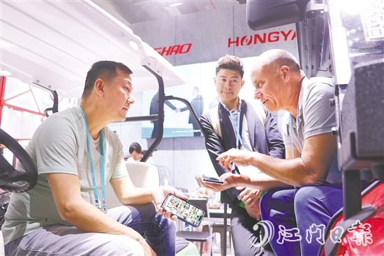 在江門(mén)鴻雅科技有限公司展位現(xiàn)場(chǎng)，來(lái)自美國(guó)邁阿密的客商正積極與企業(yè)商討合作方式。劉淑君