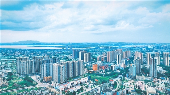 鶴山擁有廣闊的發(fā)展空間、扎實(shí)的產(chǎn)業(yè)基礎(chǔ)和良好的發(fā)展勢頭。圖為鶴山城區(qū)。