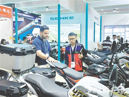 展會(huì)現(xiàn)場(chǎng)，鶴山企業(yè)生產(chǎn)的摩托車吸引海外采購(gòu)商駐足。