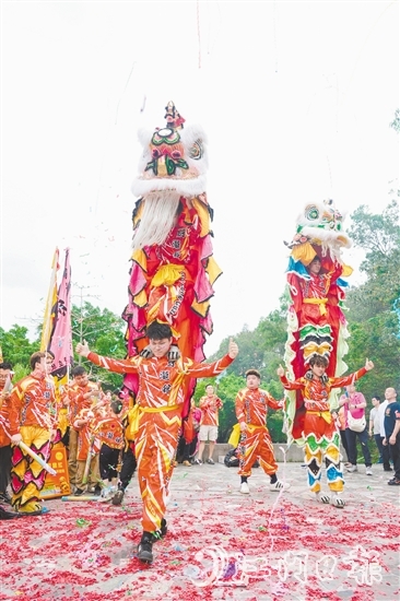一眾弟子以醒獅和武術(shù)的形式表達對祖師的緬懷。
