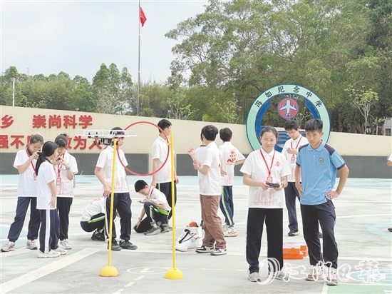 學(xué)生們體驗(yàn)操控?zé)o人機(jī)的樂趣。