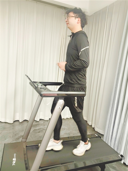 小張為減重制定了詳細的運動和飲食計劃。