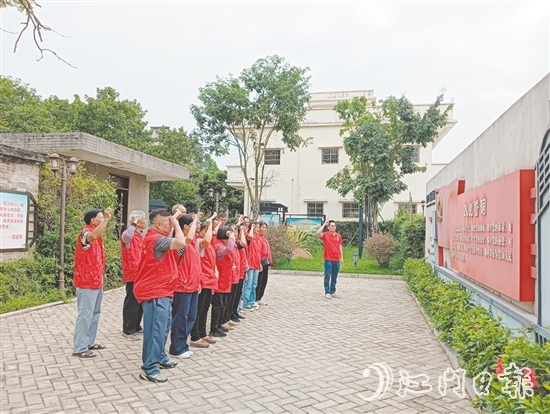 發(fā)展紅色旅游是以敬村振興鄉(xiāng)村產(chǎn)業(yè)的重要抓手，該村充分挖掘利用本地紅色資源，打造沉浸式研學(xué)體驗(yàn)。