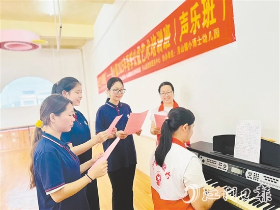 學(xué)員們在老師的指導(dǎo)下練習(xí)發(fā)聲技巧。