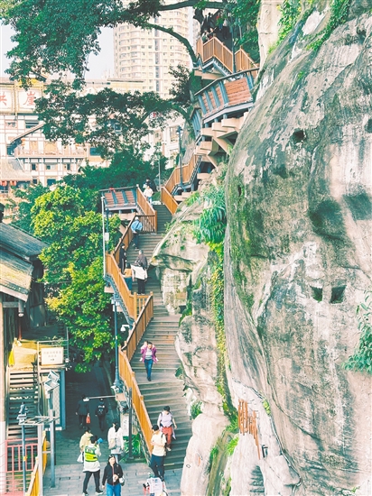 沿山城步道拾級而上，感受重慶山城的魅力。