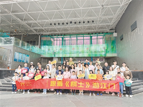 棋手們與家人一同打卡長(zhǎng)堤歷史文化街區(qū)。