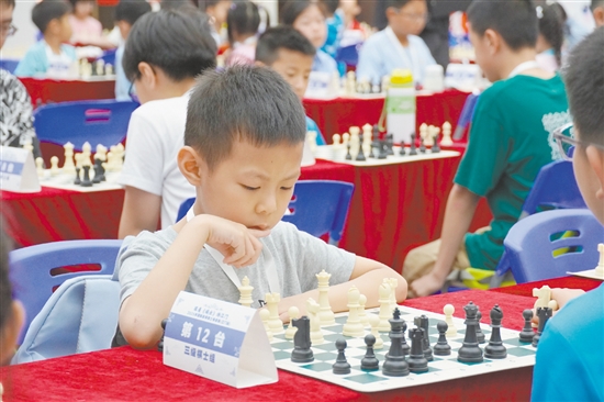 棋手們?cè)谄灞P(pán)上智力交鋒。