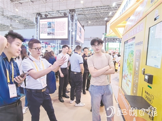 方便米飯、方面湯水只需要在智能售賣機(jī)配套的微波爐上加熱便可品嘗，便捷、美味又營(yíng)養(yǎng)。