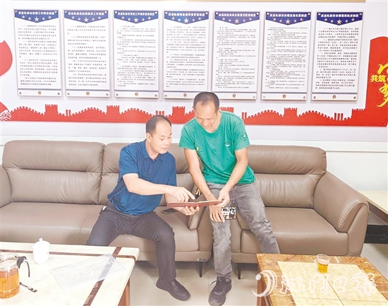 黃凱堅(jiān)（左）用行動(dòng)詮釋基層政法工作者的堅(jiān)守與擔(dān)當(dāng)。