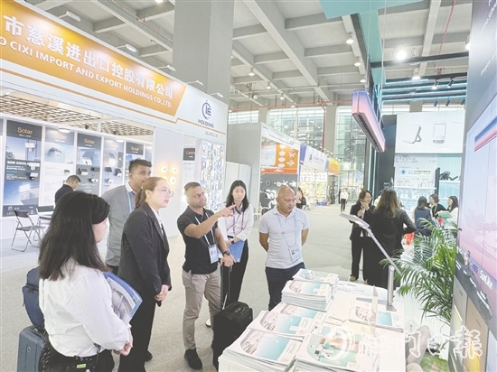 在照明館展位上，采購商對小崧股份的健康光產(chǎn)品十分感興趣。