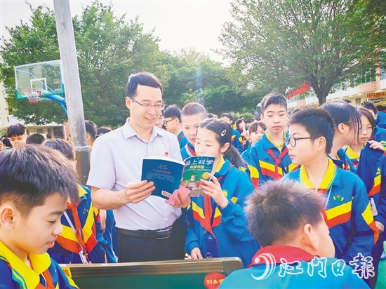 沙坪二小的學(xué)生在“跳蚤書(shū)市”上換到自己喜愛(ài)的書(shū)籍。