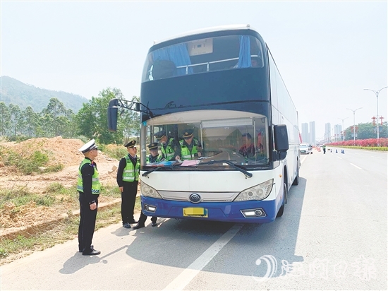 交警部門在重點區(qū)域設(shè)置流動檢查點，嚴(yán)查客運車輛違規(guī)攬客、不按核定線路行駛等亂象。