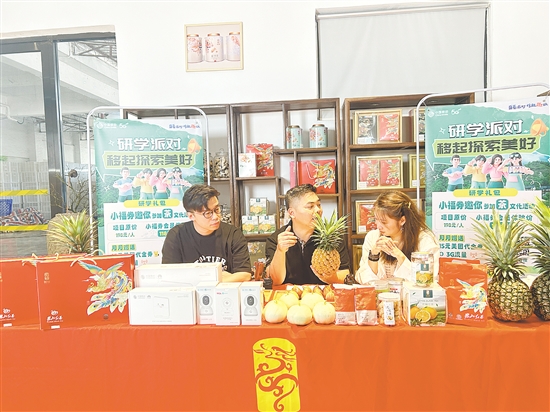 羅家宏（中）在直播帶貨。