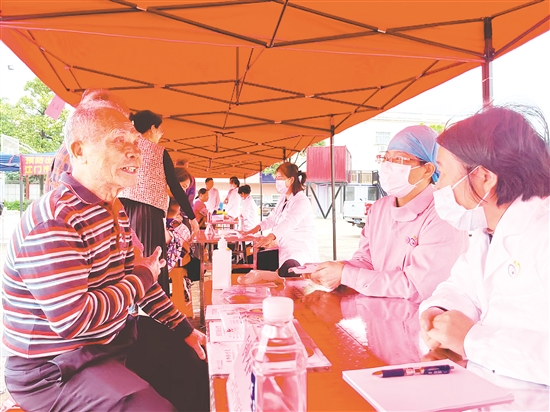 江門市婦幼保健院在雙合鎮(zhèn)開展大型義診活動。