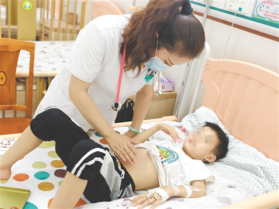 醫(yī)生查看患兒情況。