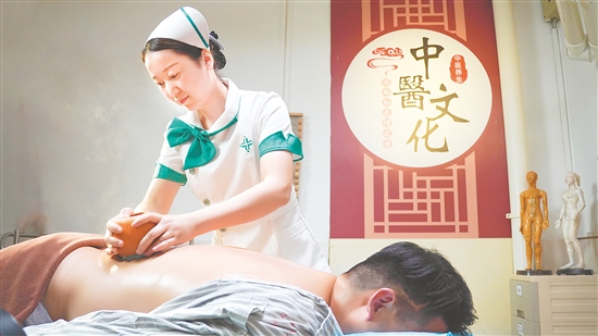 越來越多的人通過中醫(yī)調理來管理體重。