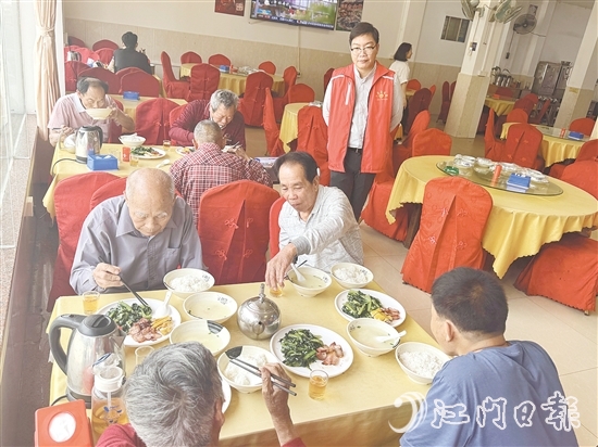 老人們一邊吃飯，一邊話家常。