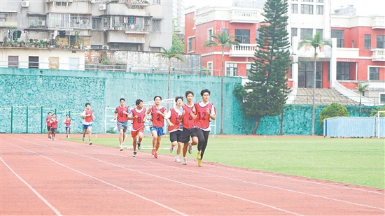 市直學(xué)校共有1800多名考生參加體育中考。