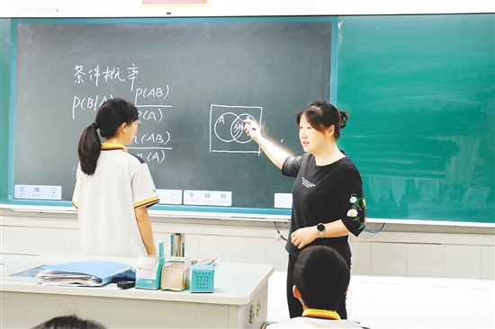 “學(xué)導(dǎo)練”教學(xué)模式激活學(xué)生思維，提升課堂效率。