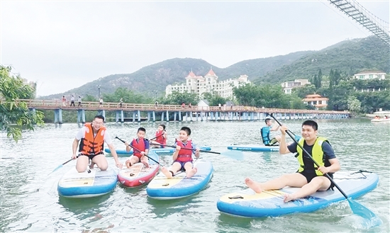 劃槳板尤其適合親子家庭玩樂(lè)。