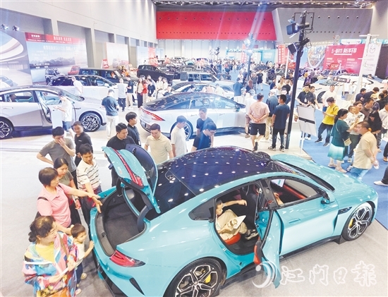 昨日早上，江門五一國際車展現(xiàn)場人氣旺。郭永樂