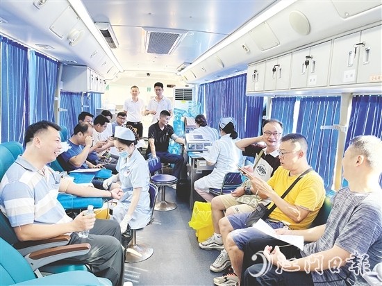 獻血車上，總有江門青年的身影。