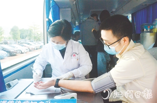 江門青年積極參與無償獻血。