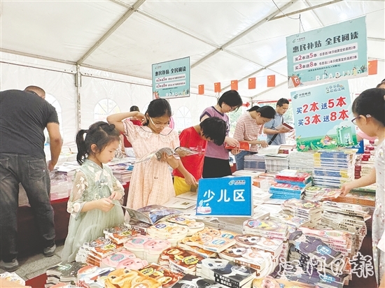 全民閱讀圖書文化活動中，大人小孩共享閱讀樂趣。