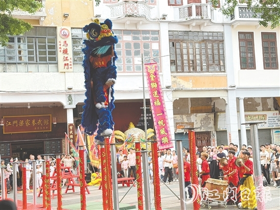 青年廣場上，15支精銳獅隊展開精彩比拼。