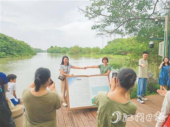 游客紛紛與“鳥的天堂”合影。