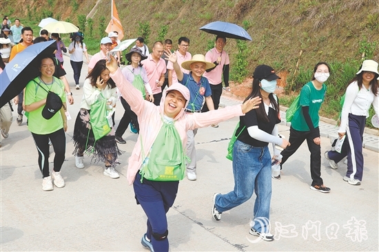 徒步愛(ài)好者沿青年水庫(kù)步行，穿梭于花海與綠林間，感受“體育+生態(tài)”的魅力。