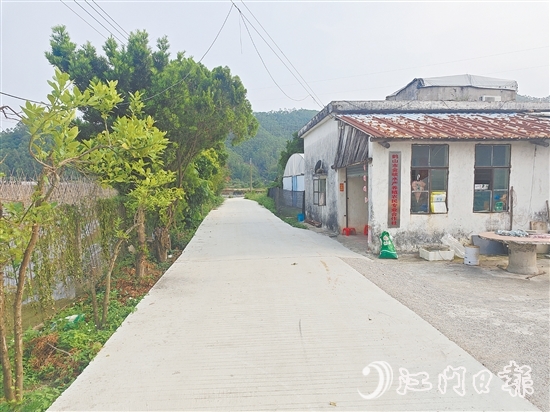 李偉業(yè)的養(yǎng)殖基地門前的村道得到升級改造，解決了困擾他許久的交通問題。