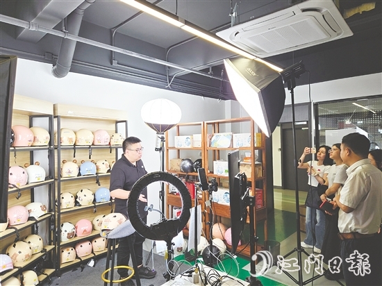 各鎮(zhèn)(街）選派業(yè)務(wù)骨干參加首期土特產(chǎn)直播帶貨培訓班。