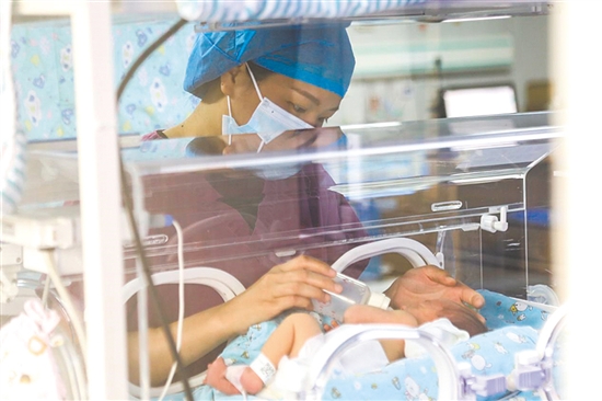 這是一雙小心翼翼的手。在江門市婦幼保健院新生兒科，護(hù)士李麗婷化身臨時(shí)“奶媽”，手持奶瓶給早產(chǎn)兒喂奶。她時(shí)而調(diào)整奶瓶角度，時(shí)而放緩速度，用耐心與愛心為小生命構(gòu)筑溫暖港灣，陪伴他們跨越成長路上最初的難關(guān)。