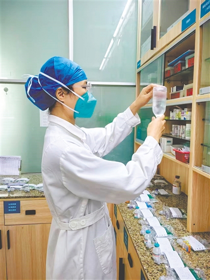 這是一雙嚴(yán)謹(jǐn)可靠的手。輸液前核對和檢查藥物的步驟是護(hù)理操作中的關(guān)鍵環(huán)節(jié)，要遵循“三查七對”原則。此時(shí)，江門市結(jié)核病防治所住院部護(hù)士黃惠敏正在認(rèn)真核對患者的輸液藥物，確保用藥安全。