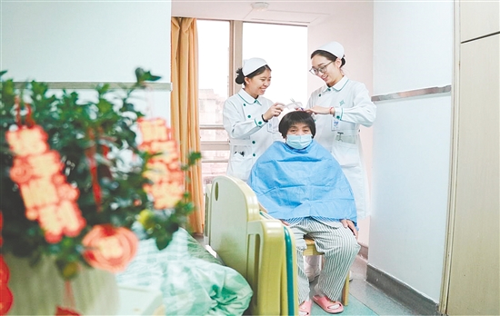 這是一雙靈巧的手?！耙暡∪巳缬H人”，江門市人民醫(yī)院全科醫(yī)學(xué)科護(hù)士化身理發(fā)師，手持剪刀與梳子，為留院過年患者修剪頭發(fā)。一雙巧手，一把剪刀，一把梳子，動(dòng)作嫻熟而輕柔，不僅打理出利落的發(fā)型，也帶來了溫暖的年味。