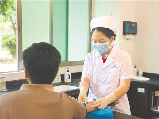 這是一雙肩負(fù)重托的手。在江門市疾控中心抽血室，防艾護(hù)士手持采血器具，給來訪者做抽血檢測。每一次嚴(yán)謹(jǐn)操作的背后，承載的是阻斷病毒傳播，守護(hù)公眾健康的堅(jiān)實(shí)希望。