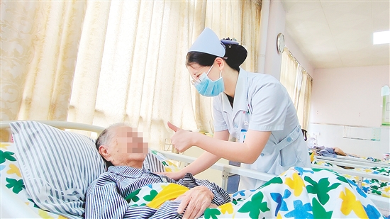 這是一雙傳遞溫度的手。“有時(shí)去治愈，常常去幫助，總是去安慰”，江門市第三人民醫(yī)院內(nèi)科護(hù)士容海清站在床邊，將大拇指高高豎起，用輕柔的話語與溫暖的肢體語言，鼓勵(lì)臥床患者樹立康復(fù)的信心。