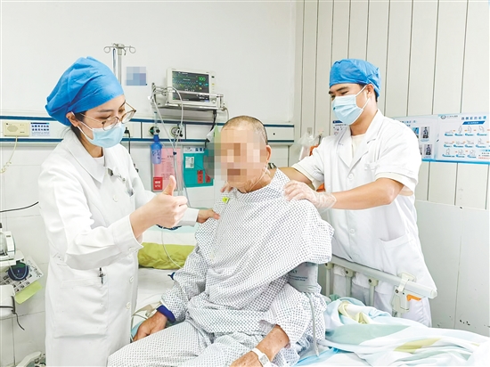 江門市中心醫(yī)院護理團隊為患者進行肺康復(fù)鍛煉。