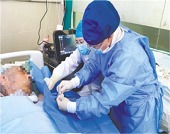 護(hù)理團(tuán)隊為患者行PICC置管術(shù)