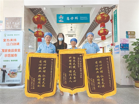 患者把三面錦旗贈送給護(hù)士們，以表達(dá)感激之情。