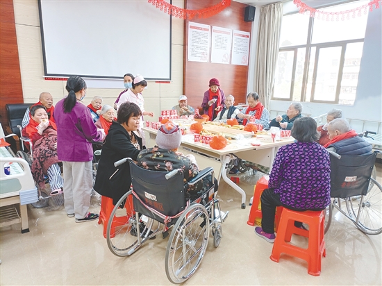 在老年病區(qū)生日會(huì)上，老人們圍坐在一起。