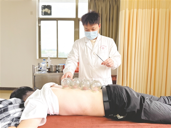 中醫(yī)館吸引著眾多患者慕名而來。