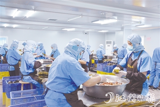 近期，在恩平龍盛粽鄉(xiāng)園內(nèi)，工人們加班加點(diǎn)趕訂單。