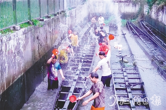 在水口鎮(zhèn)龍東村委會欖沖村，村民們合力將深埋河底的龍舟“喚醒”，為即將到來的端午龍舟賽事做準備。