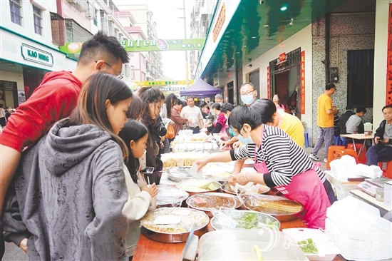 月山“三點三”小吃街內人流如織，熱鬧非凡。