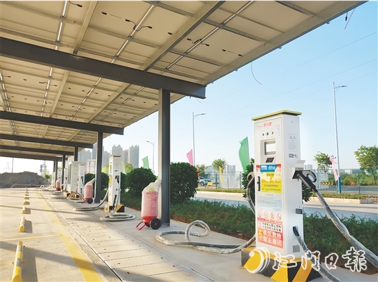 目前，開平市公有投資控股集團(tuán)有限公司已建成13座公共充電站、1座公交車專用充電站，共配備直流快充充電槍306支、交流充電樁8臺。