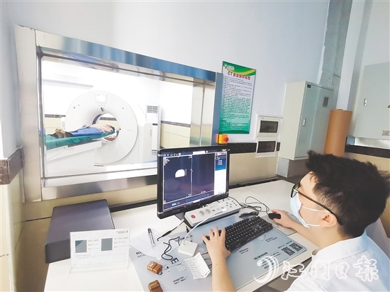 崖門鎮(zhèn)衛(wèi)生院使用新設(shè)備為患者檢查身體。