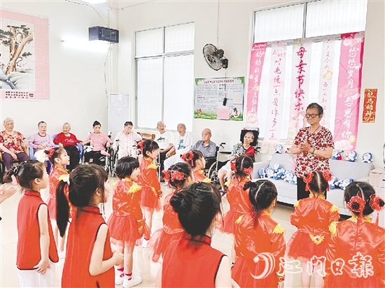 孩子為老人獻上精彩的表演。