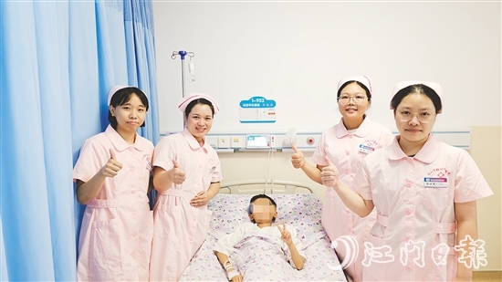 臺山市婦幼保健院綜合科護(hù)理團(tuán)隊為兒童患者加油打氣。